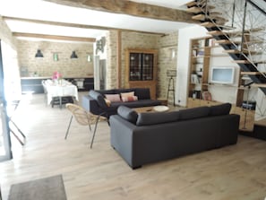 Smart TV, lettore DVD, libri, impianto stereo