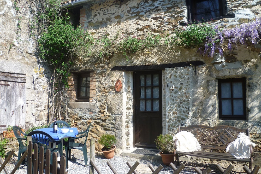 1 of 3 Gites set in 2 lovely acres-Pool-Games field -Wifi-lots to see/do nearby