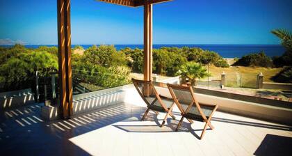 Villa Fenia, renovada en 2013, 5 estrellas, privada y espaciosa frente al mar y con piscina privada.