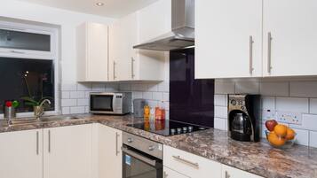 Kjøleskap, mikrobølgeovn, ovn og kokeplater