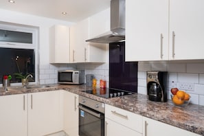 Frigorífico, microondas, horno y placa de cocina