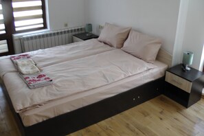 2 bedrooms, iron/ironing board, Internet, bed sheets
