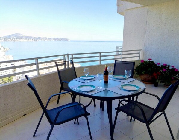 Outdoor dining - New apartment with stunning views (Calpe)