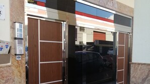 A building entrance with a sign reading "PARQUE DE LAS AVENADAS III".