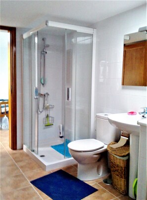 Een douche, een haardroger, een bidet, handdoeken