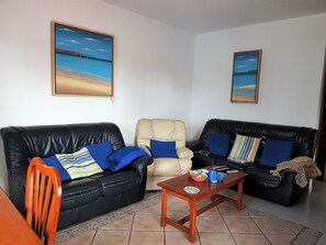 Een smart-tv, een dvd-speler, boeken en een muziekbibliotheek