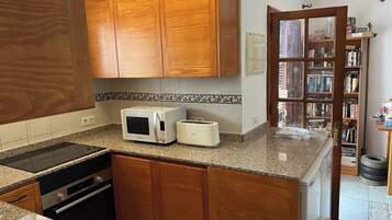 Frigorífic, microones, forn i placa de cuina