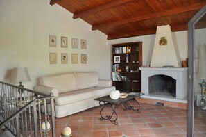 Smart-TV, Kamin, Tischtennisplatte