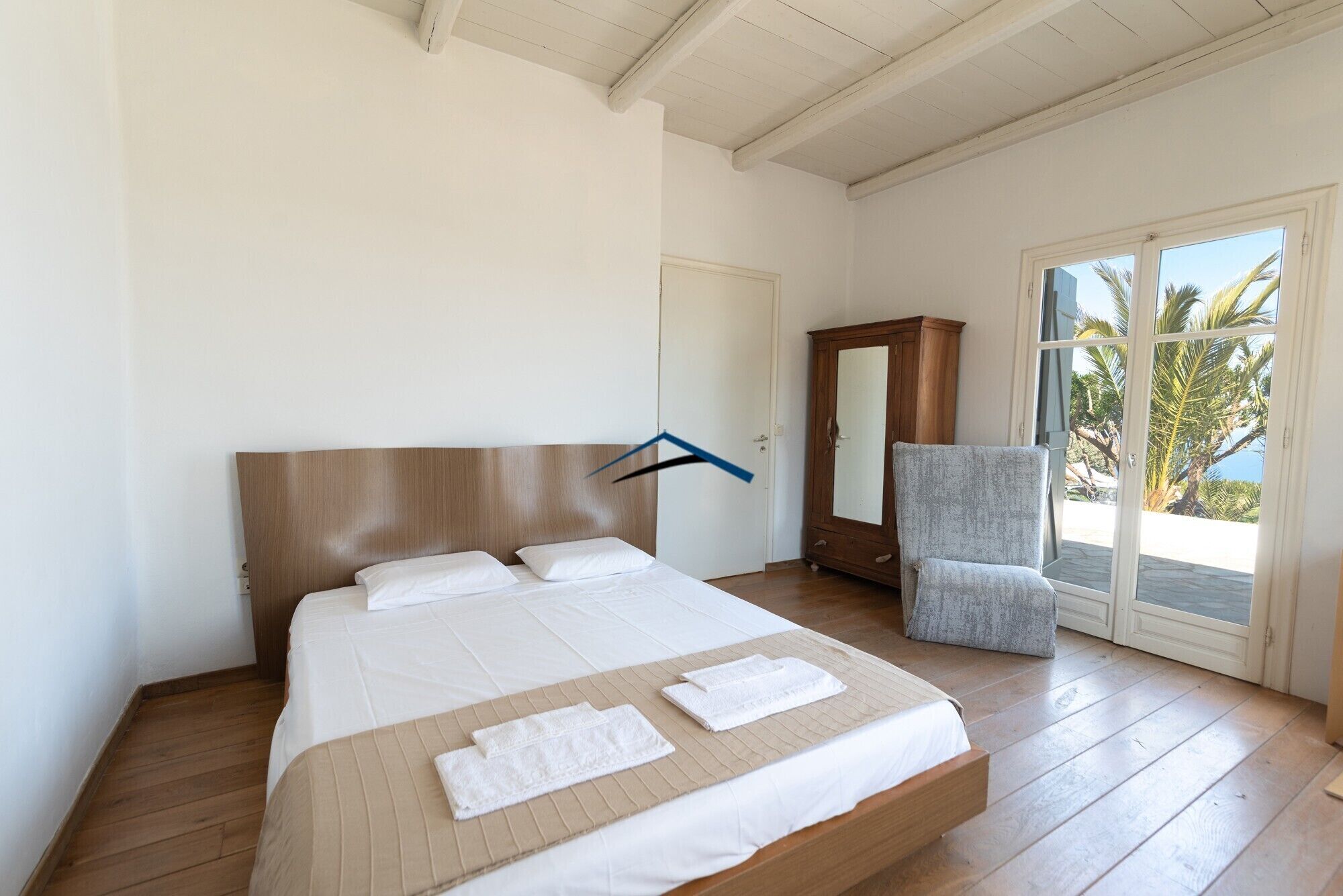 Fantastic villa with a swimming pool, beautiful garden and a panoramic sea view