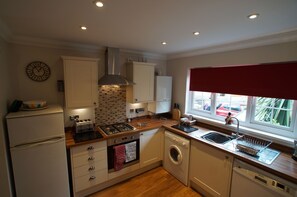 Fridge, microwave, oven, stovetop - Clematis Cottage, Country Setting, 10 min walk to beach, Family Friendly. (Shanklin)