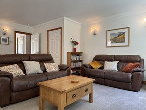 Smart TV, fireplace, DVD player, books - Clematis Cottage, Country Setting, 10 min walk to beach, Family Friendly. (Shanklin)