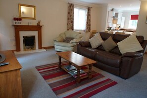 Smart TV, fireplace, DVD player, books - Clematis Cottage, Country Setting, 10 min walk to beach, Family Friendly. (Shanklin)