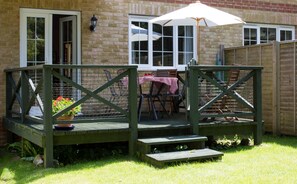 Outdoor dining - Clematis Cottage, Country Setting, 10 min walk to beach, Family Friendly. (Shanklin)