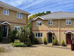 Exterior - Clematis Cottage, Country Setting, 10 min walk to beach, Family Friendly. (Shanklin)