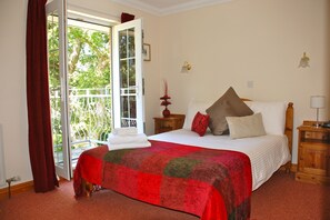 3 bedrooms, iron/ironing board, travel crib, free WiFi - Clematis Cottage, Country Setting, 10 min walk to beach, Family Friendly. (Shanklin)