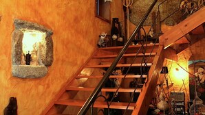 Eine Holztreppe mit einer Steinwand und rustikaler Einrichtung.