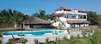 RESIDENCE DE LA BAIE, THE NON-THINKING HOUSE 