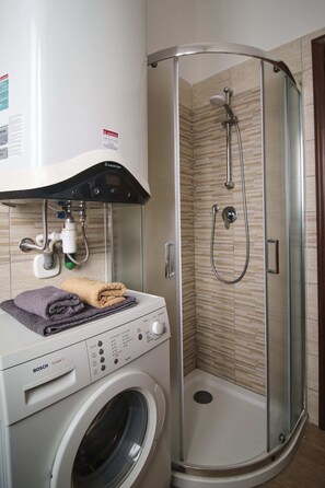 Doccia, asciugacapelli, bidet, asciugamani