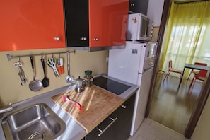 Réfrigérateur, micro-ondes, four, plaque de cuisson