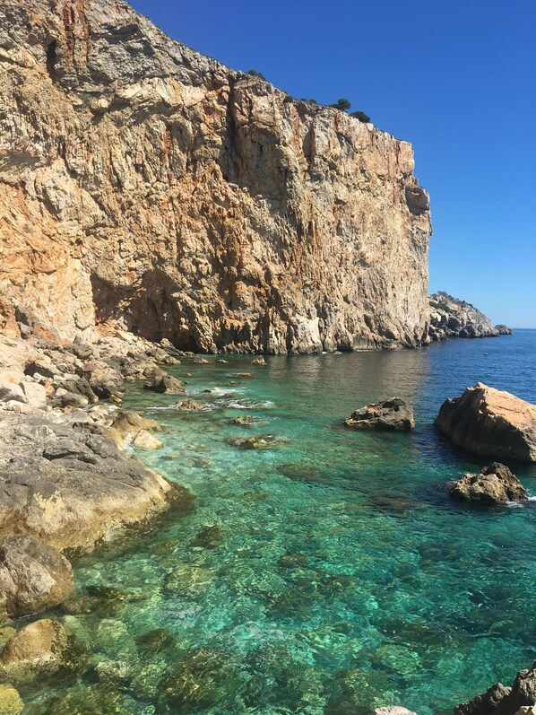 على الشاطئ، كراسي للتشمس