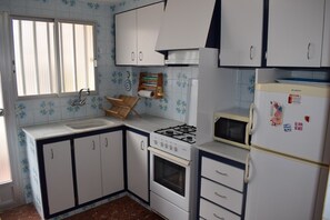 Een koelkast, een microgolfoven, een oven