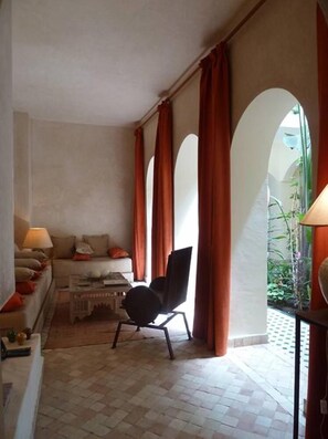 المنشأة من الداخل