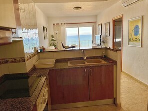 Een koelkast, een microgolfoven, een oven, een kookplaat