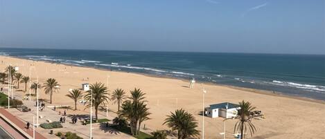 Sulla spiaggia, lettini da mare