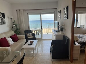 Smart TV, books - Beautiful apartment on the beachfront (PLAYA-GRAU DE GANDÍA)