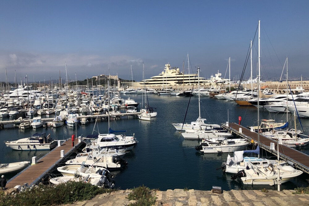 Light and airy apartment with a separate bedroom in the heart of old Antibes.