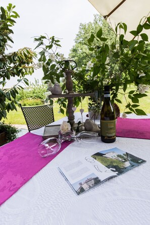 Outdoor dining - Cascina Arcangelo Raffaele, Apartment Gabriele (VERDUNO)