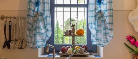 Kühlschrank, Ofen, Herdplatte, Wasserkocher mit Kaffee-/Teezubehör