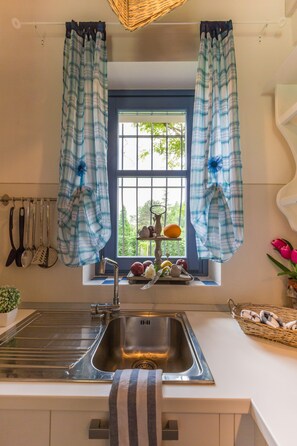 Kühlschrank, Ofen, Herdplatte, Wasserkocher mit Kaffee-/Teezubehör