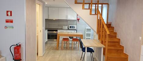 Een magnetron, een vaatwasser, een koffiezetapparaat/waterkoker