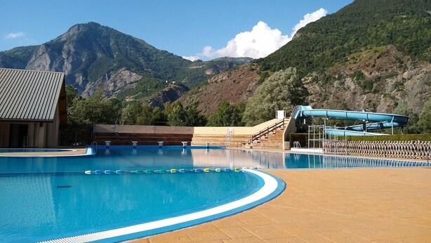 A swimming pool with a clear view of mountains in the background. - Exceptional Cyclist Friendly House, Bourg d'Oisans (Les Bords de Rive)