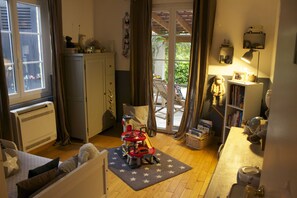 5 bedrooms, iron/ironing board, WiFi, bed sheets