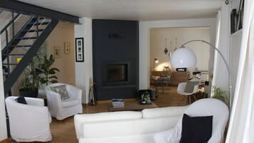 TV, fireplace, DVD player, books
