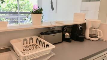 Een koelkast, een microgolfoven, een oven, een kookplaat