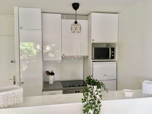 雪櫃、微波爐、焗爐、爐具