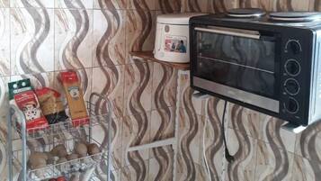 Réfrigérateur dans l'espace commun, micro-ondes, four, plaque de cuisson