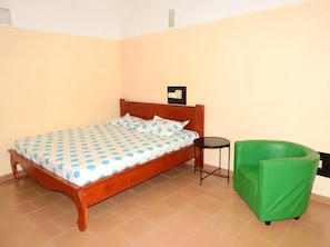 Shower, rainfall showerhead, free toiletries, hair dryer