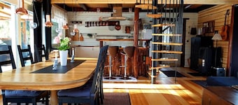 Confortável Recém Construído log Cabin no Meio da Floresta, Construído Para Qualidade de Vida e Comunidade
