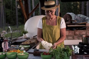 Outdoor dining - Comfortable newly built log cabin in the middle of the forest, built for quality of life and community. (Alfta)