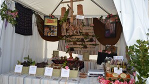 A market stall with various food items and decorations. - Mountain Homes Gralheira - Mountain House (Cinfães)