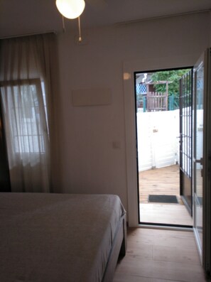 1 chambre, fer et planche à repasser, lit parapluie