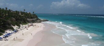 Nydelig usjenert villa med utsikt over golfbanen til Det karibiske hav.