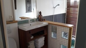 Badkar, hårtork och handdukar