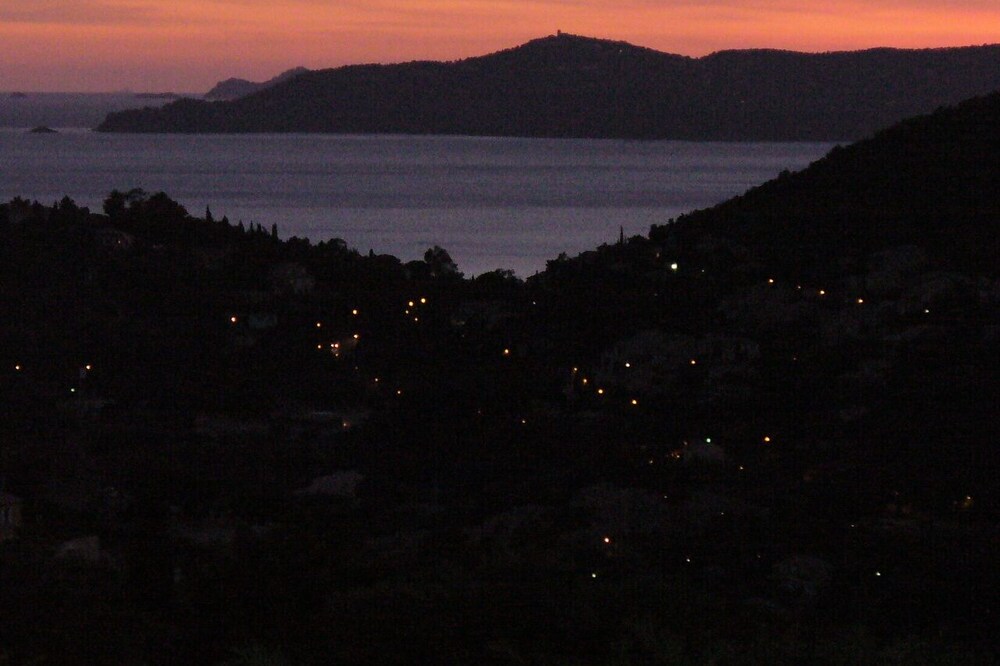 Villa with sea view, heated pool 3 or 5 bedrooms (6-8 people) quiet wifi