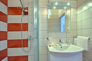 Douche, sèche-cheveux, serviettes fournies, savon