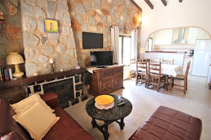 TV, fireplace
